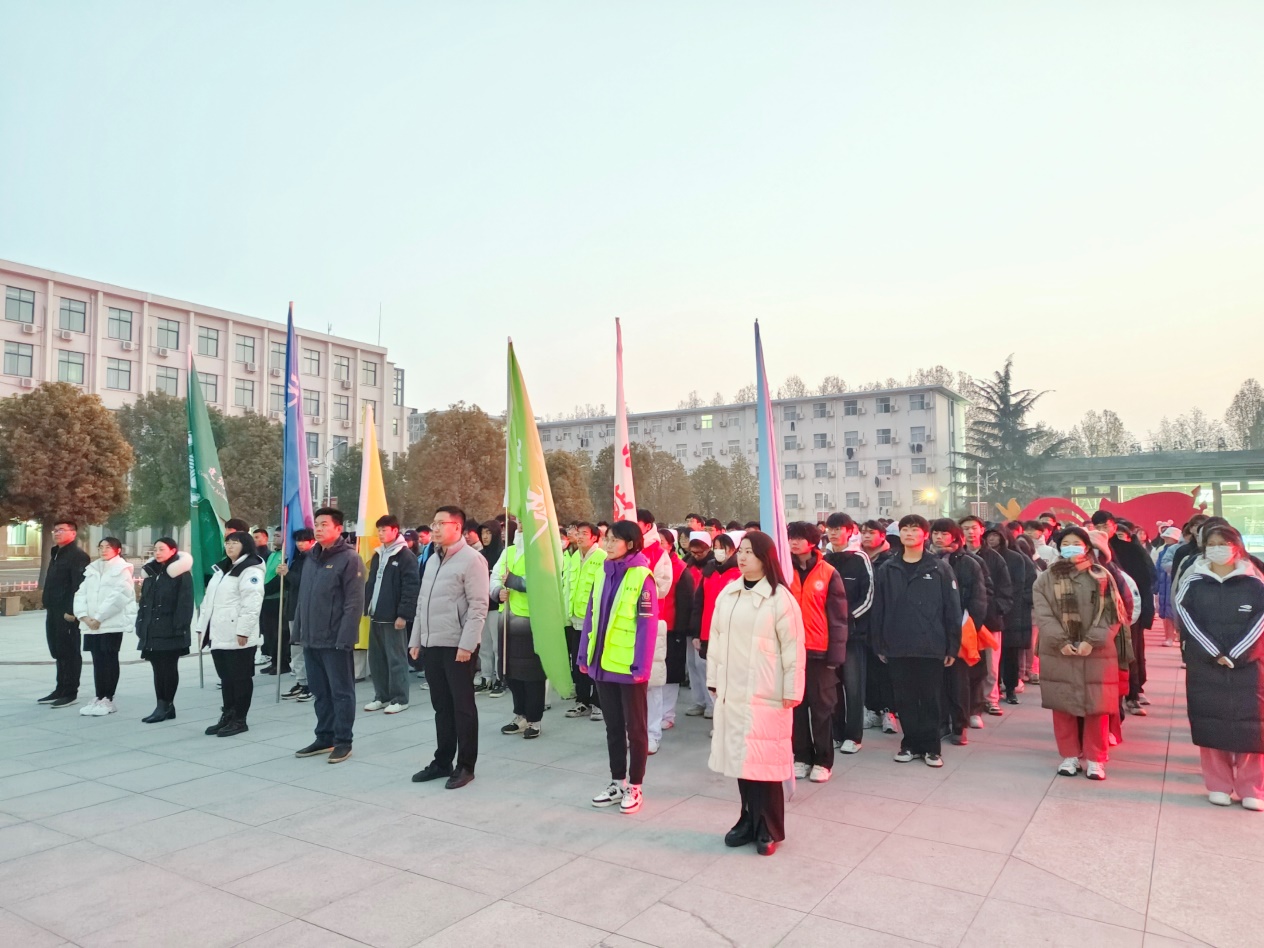 一群人站在广场上描述已自动生成 一群人站在广场上描述已自动生成